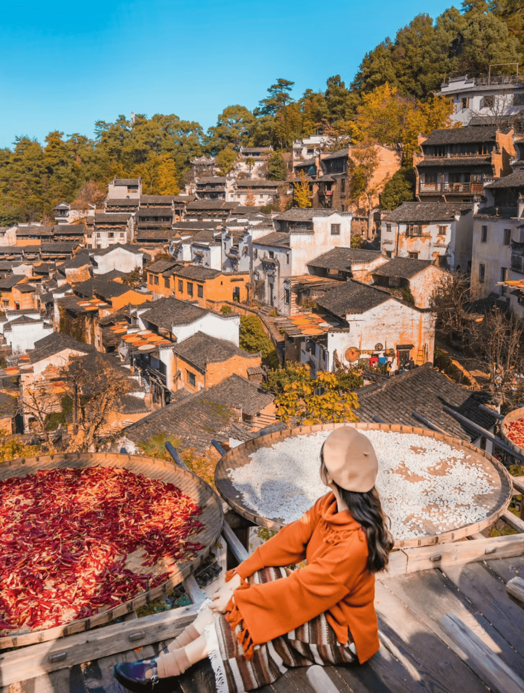 辣椒走过黛瓦白墙江南百景跃然于晒匾之上凭窗远眺只见那"千片赤英霞
