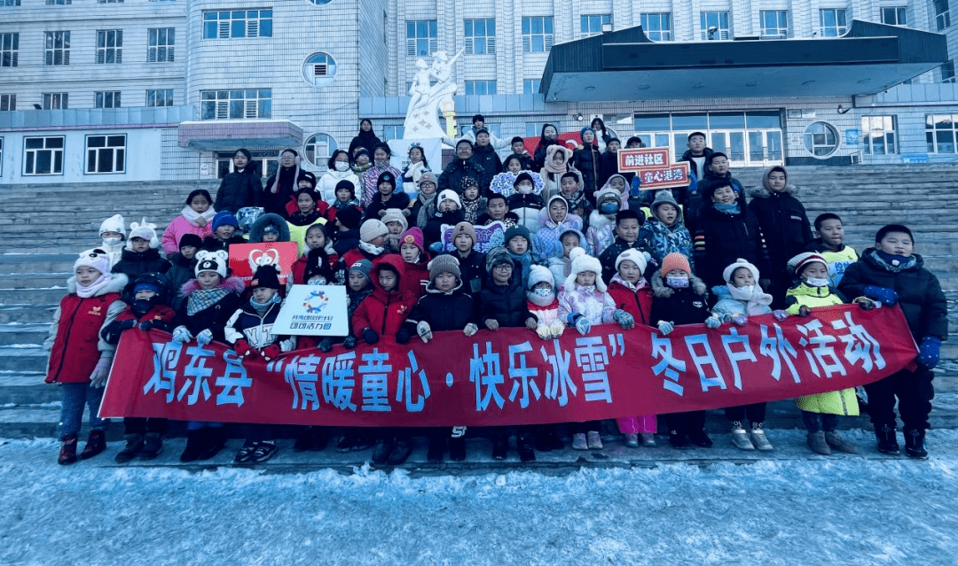 夾雪球比賽——隨著哨聲響起,大家手握各式各樣的雪夾,紛紛瞄準目標