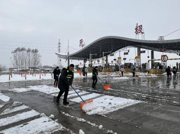 津石高速公路無極收費站人工除雪▲石家莊市西柏坡高速公路運營中心