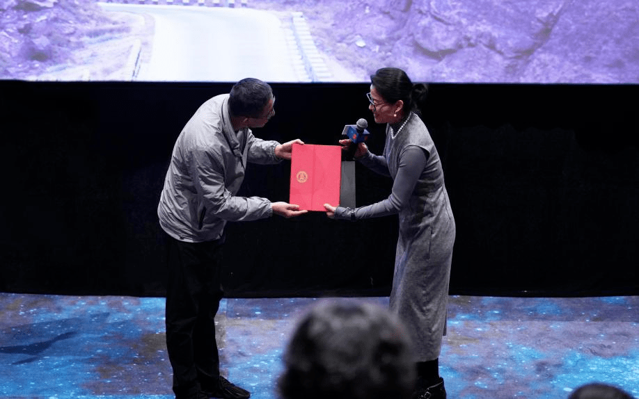 这部53分钟的民族志纪录片,创作素材皆由陈旭龙持续