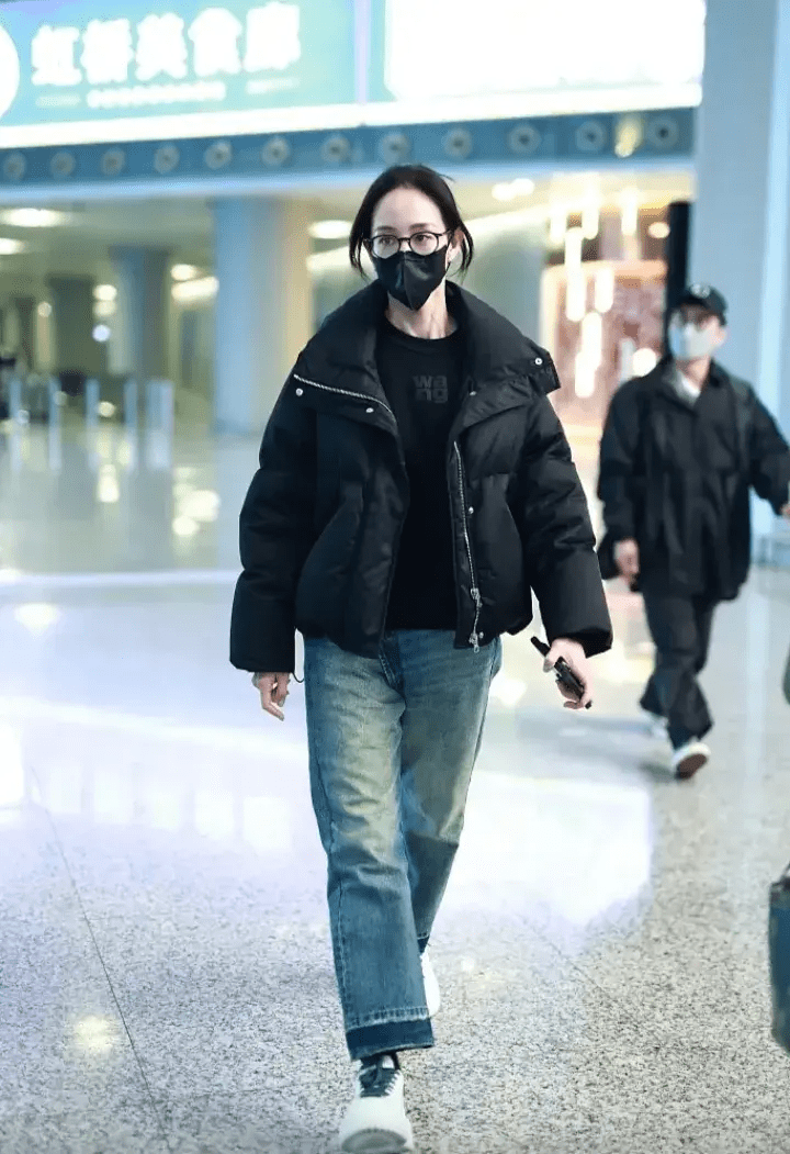 接下来我们看看女明星张钧甯是怎样搭配黑色短款羽绒服的吧!