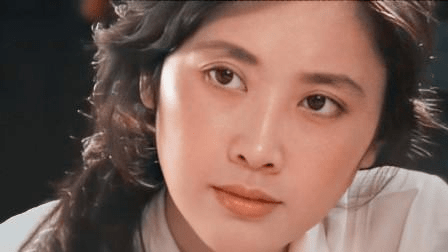 1982年,在电影《梨园传奇》中,朱琳饰演女主花想容