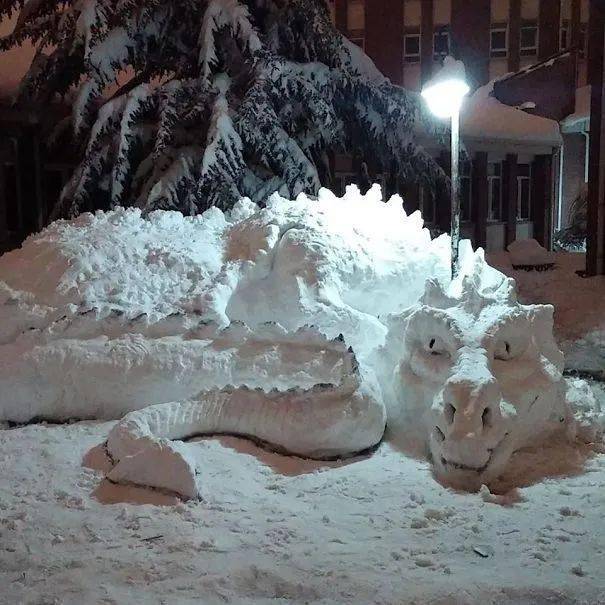 接下來請欣賞米國人的拿手好戲:美式恐怖雪人合集晚上突然看到真的很