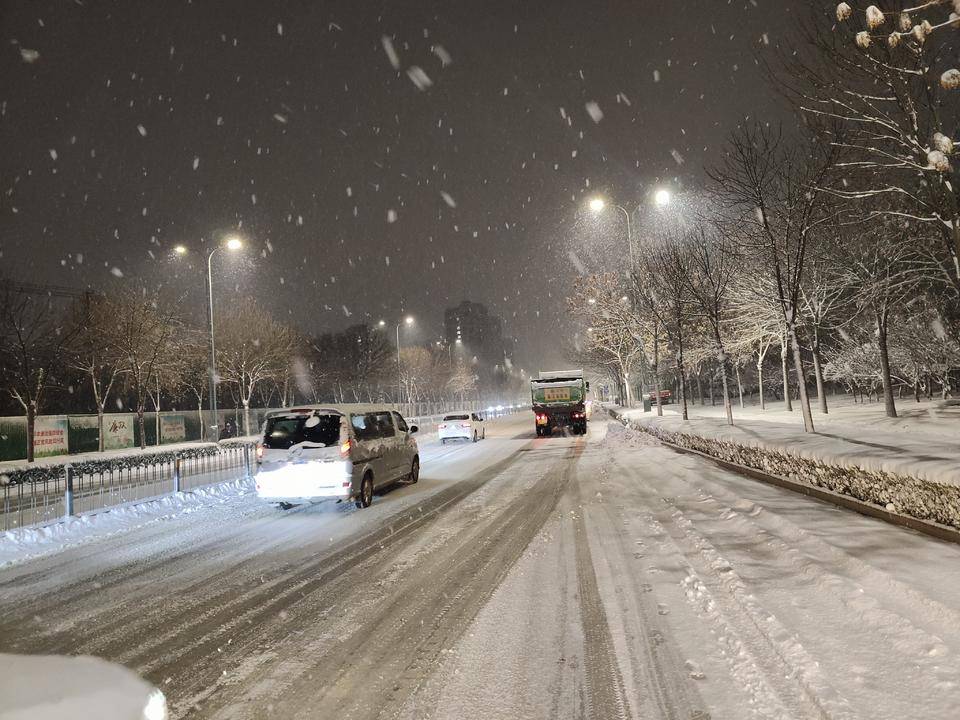 德州雪夜提前"亮灯",护市民平安回家_路灯_时间_服务