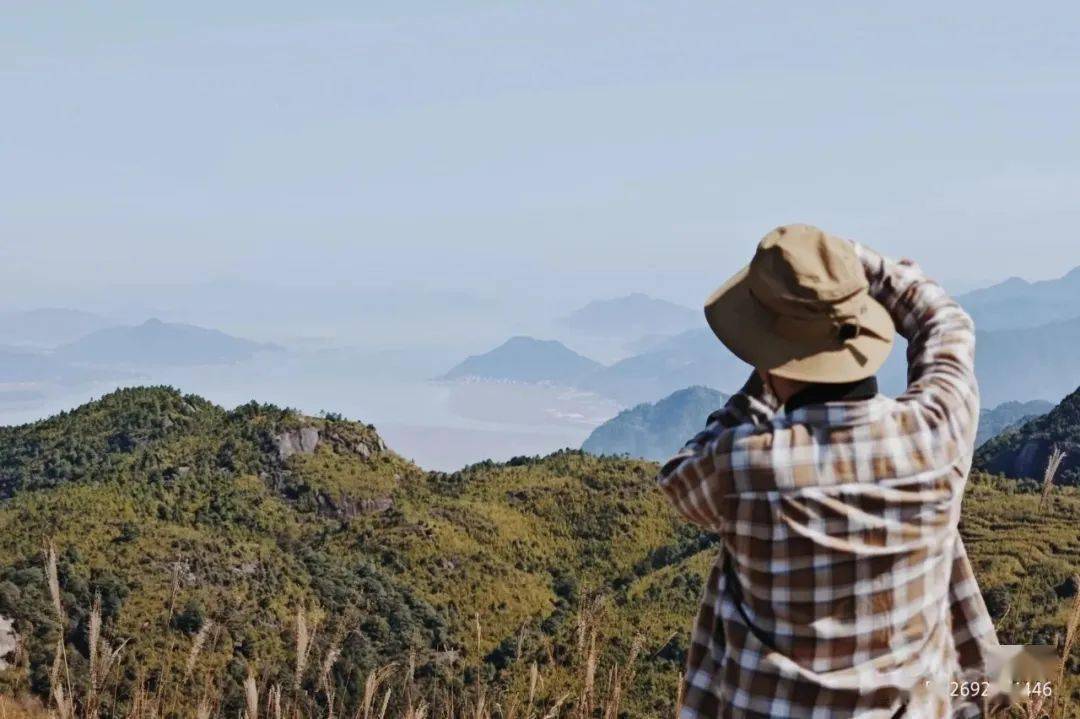 仰头是蓝天,俯视是碧海,还有包裹周身的金色的梦.