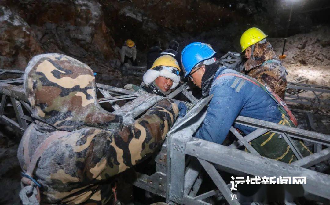 運城供電公司於13日晚6時許,組織人員,大型機械第一時間趕赴聞喜縣