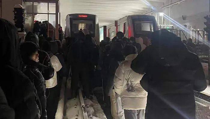 亲历者讲述：北京地铁昌平线事故的雪夜，乘客都经历了什么 
