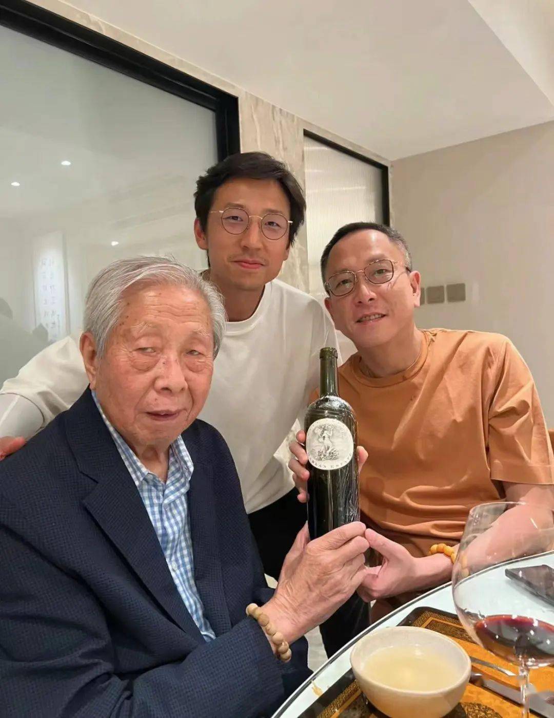 捞女"嫁入300亿豪门:长得漂亮,不如活得漂亮……_吴千语_施伯雄_香港