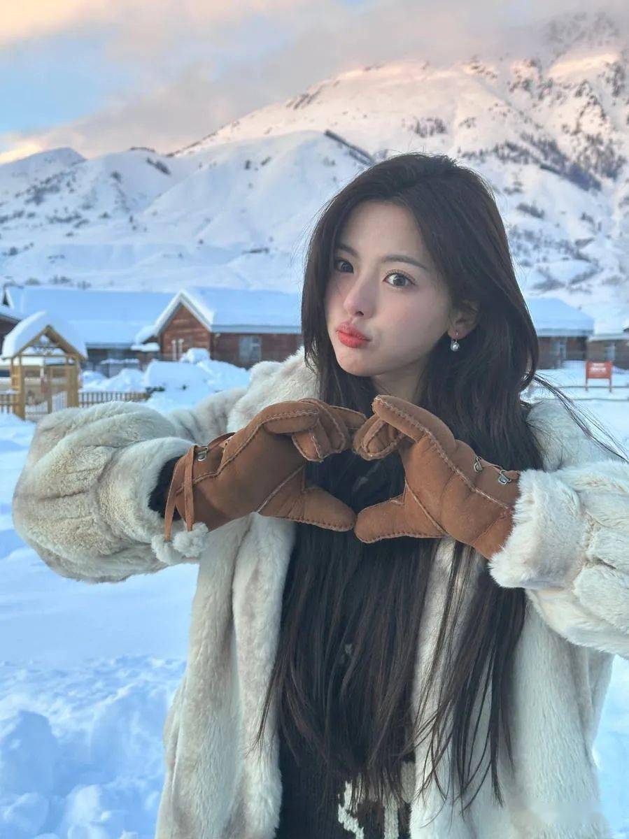 杨超越拍雪地美照 嘟嘴卖萌花式比心元气满满_开心_照片_来源