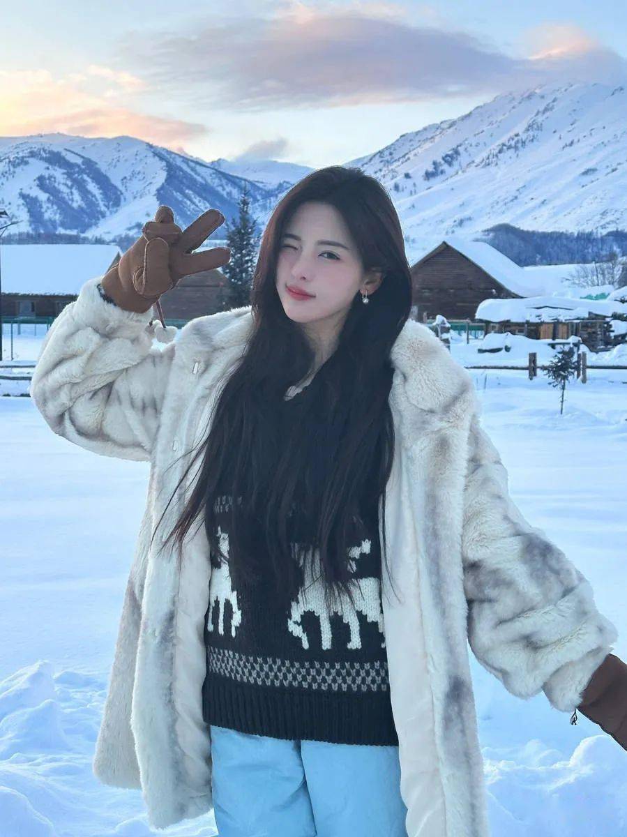 杨超越拍雪地美照 嘟嘴卖萌花式比心元气满满_开心_照片_来源