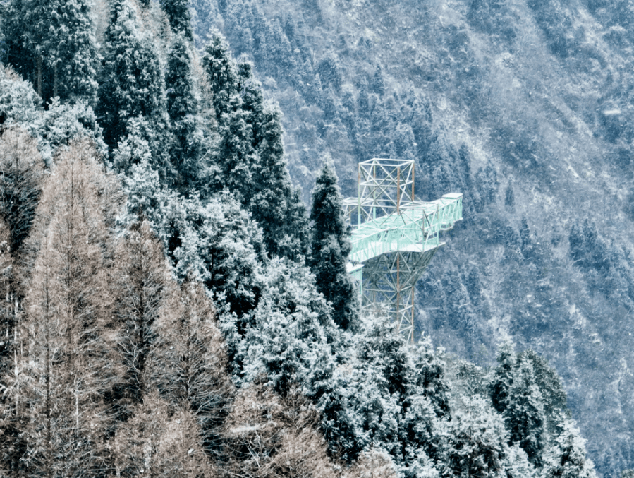 山顶日月坪大雪纷飞半山鸳鸯池,映雪湖迎来降雪成都西岭雪山正式进入