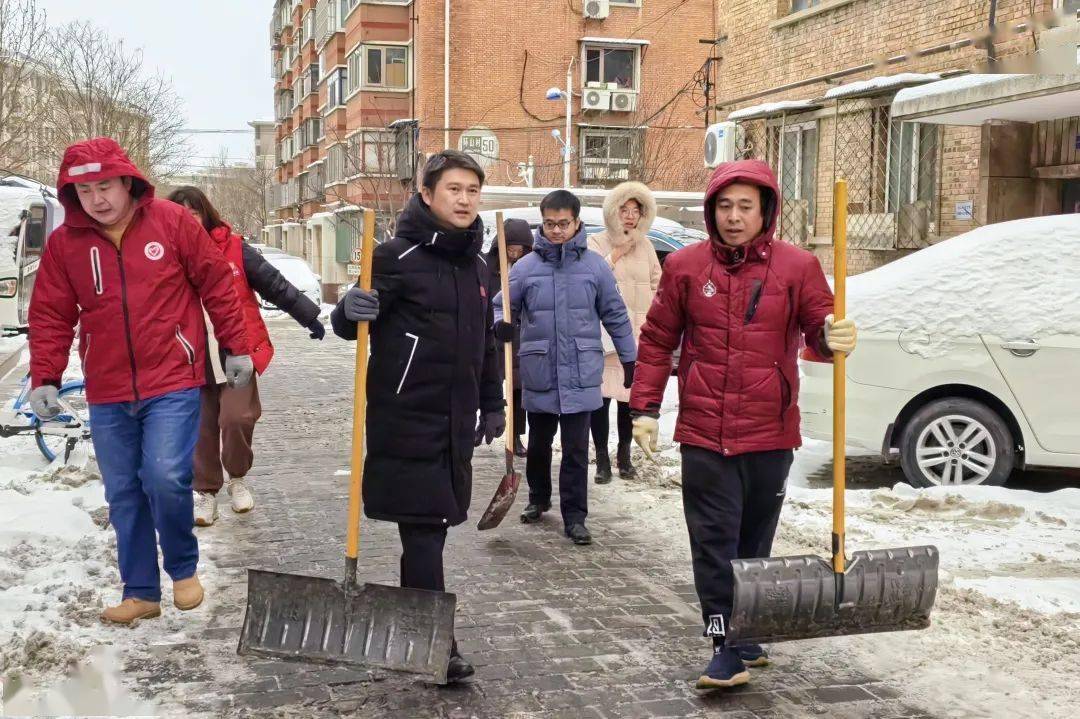 【聚焦】幹部群眾齊行動 掃雪鏟冰護民安——溫泉鎮