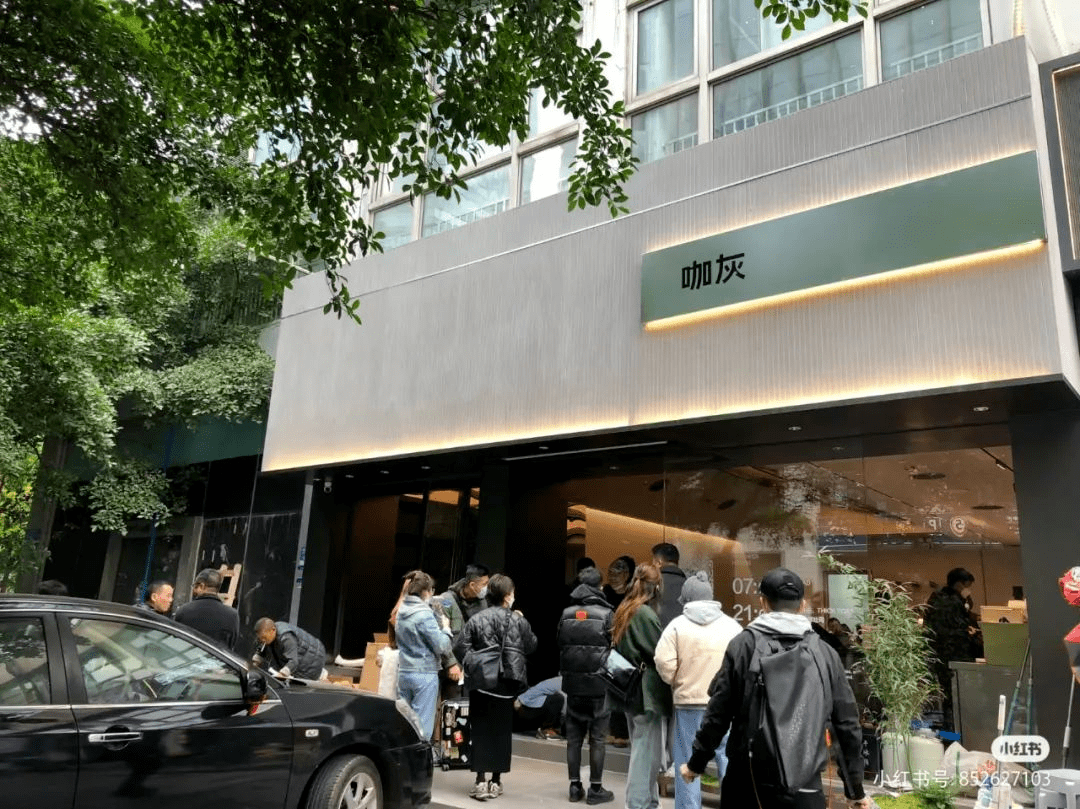 首家门店外立面已基本完成,不同于茶百道的蓝白色调,门头以纯咖色为底