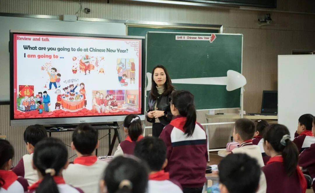 蘇州舟山實驗小學的孫潔瑩老師以國內外傳統節日及春節的傳統習俗等為