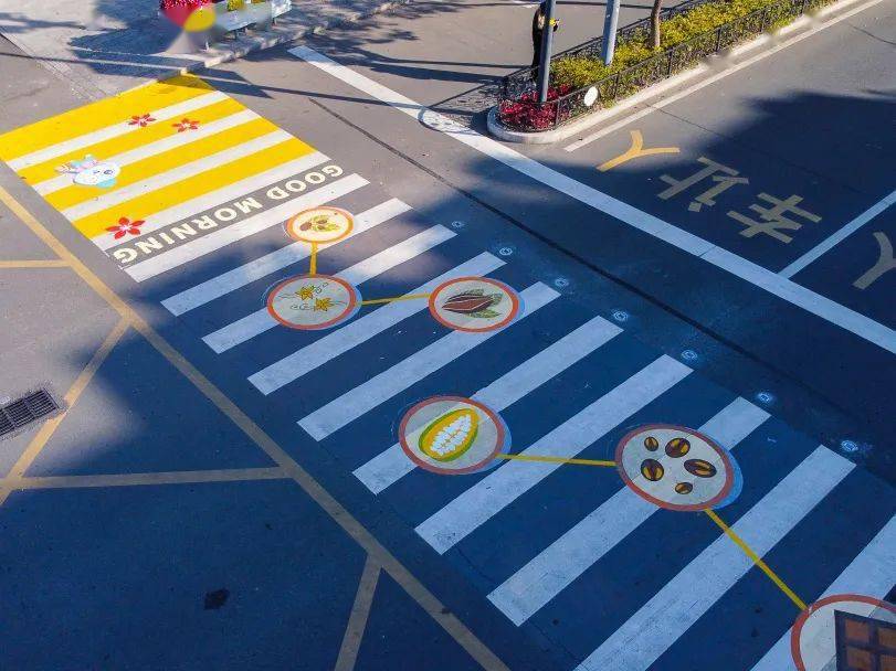 由"甜蜜云宝"儿童观察团成员建言并参与设计,绘制的6条斑马线及多个石