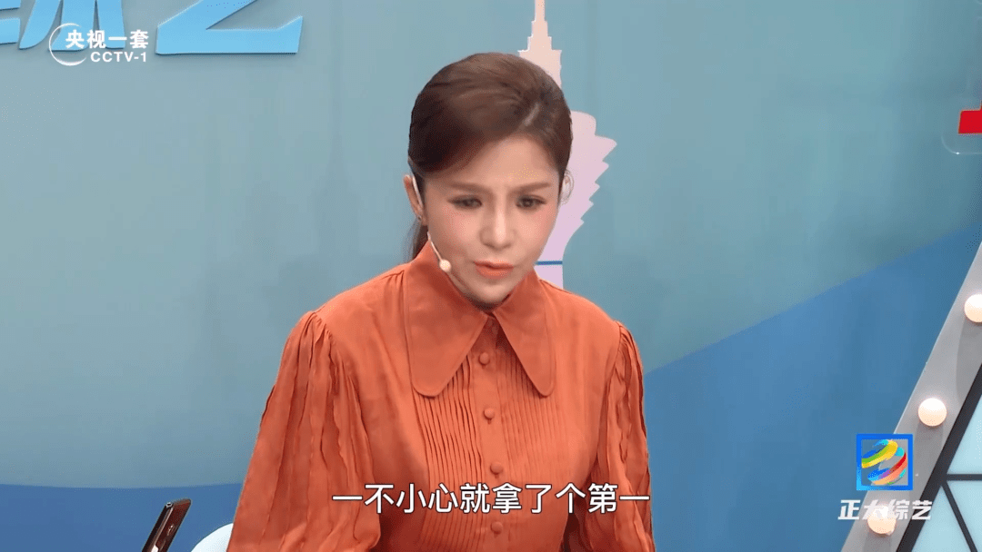 还好,朱迅是幸运的,刚一回国便赶上了《正大综艺》的招聘.