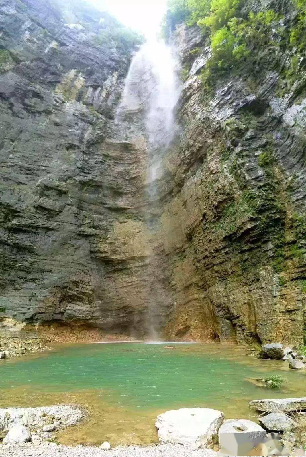 叫董家河树在水中生,水在树间流的在恩施,有条叫女儿湖镶在峡谷群山中