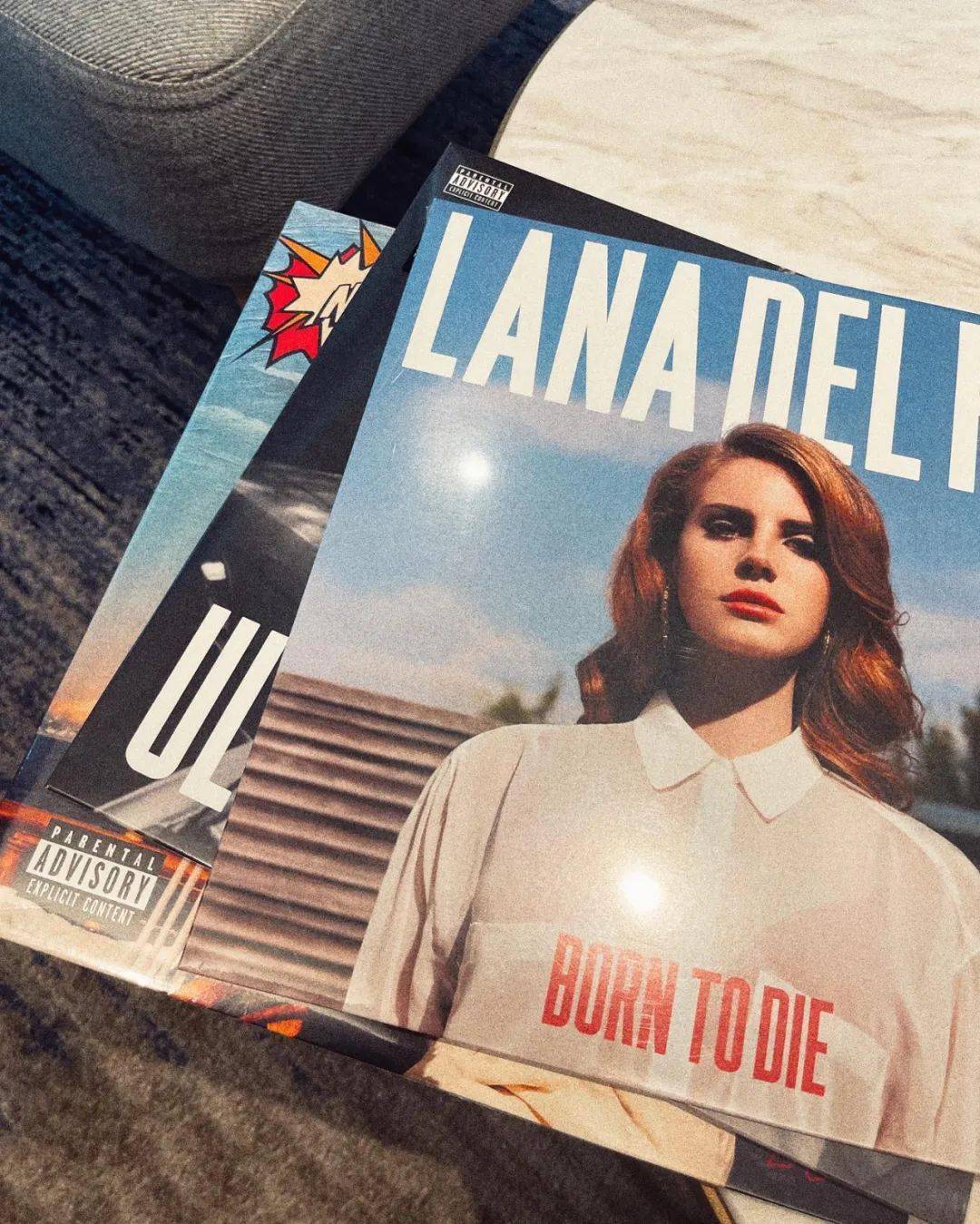 而他收藏的三张唱片都是美国女歌手 lana del rey