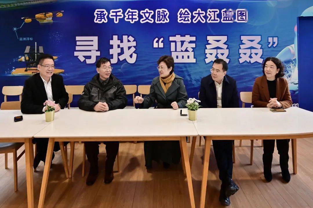 深海研究中心主任崔维成教授,市委常委,宣传部部长陈冬梅等出席活动