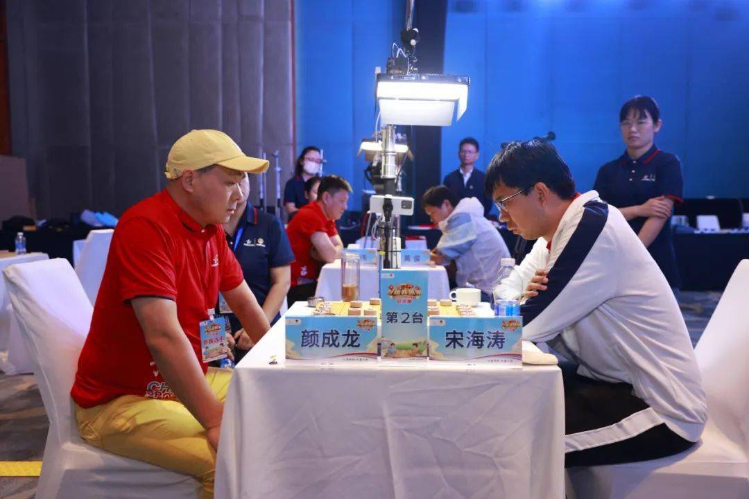 现场解说依然由全国棋友非常熟悉的赵玮和武文慧担任,两位大师妙语