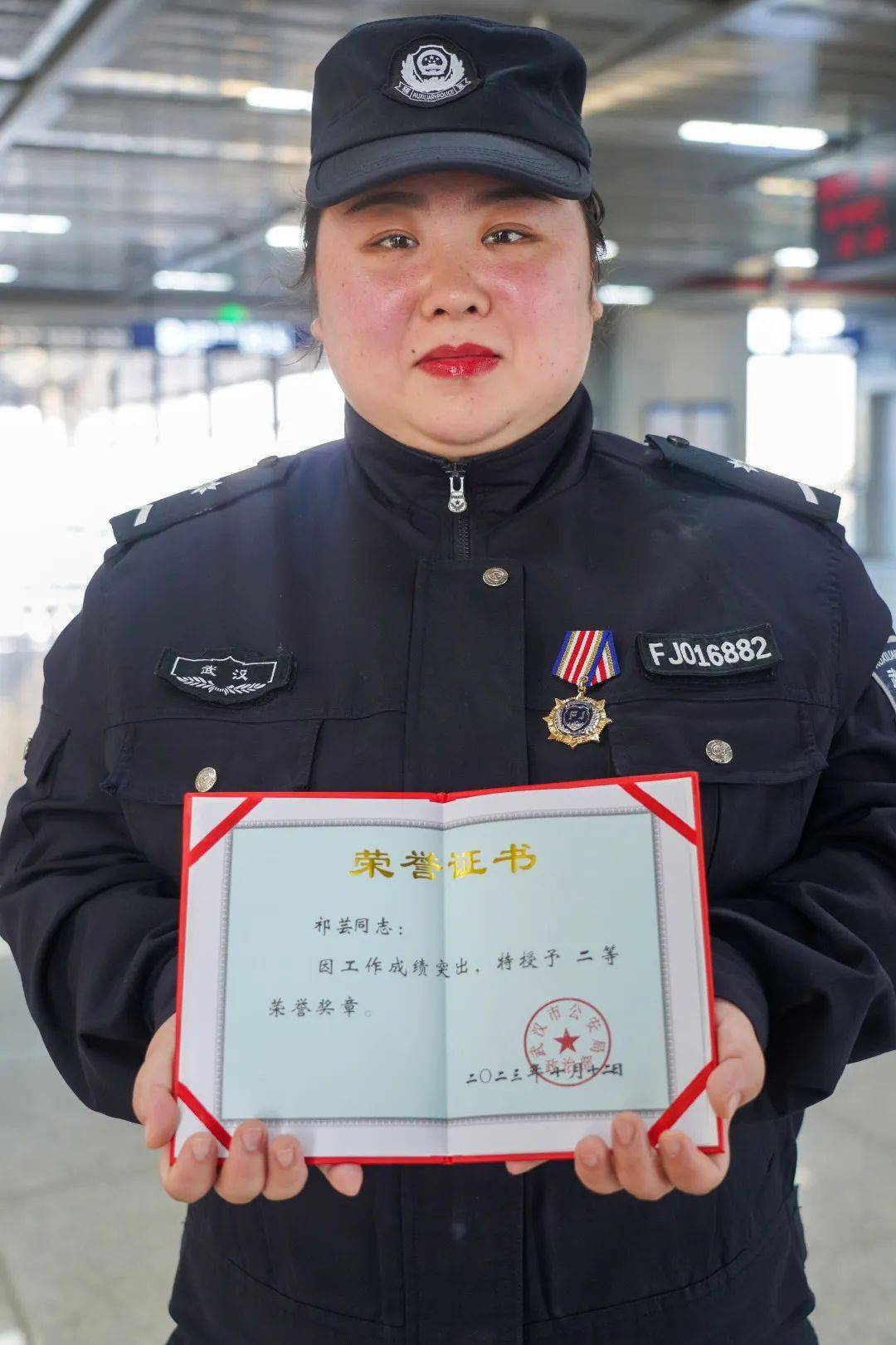 女辅警获二等荣誉奖章!_李婆婆_祁芸_地铁