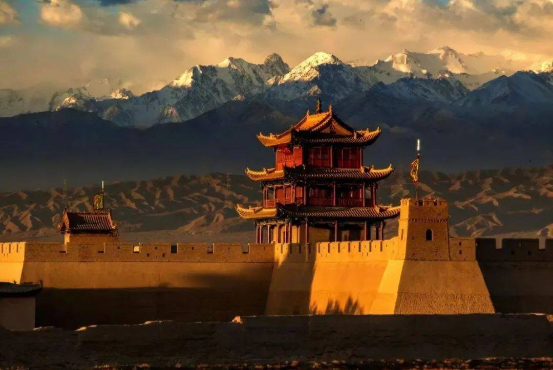 這裡除了海好像什麼都不缺,皚皚雪峰,瀚海戈壁,遼闊草原,湖泊佳泉.