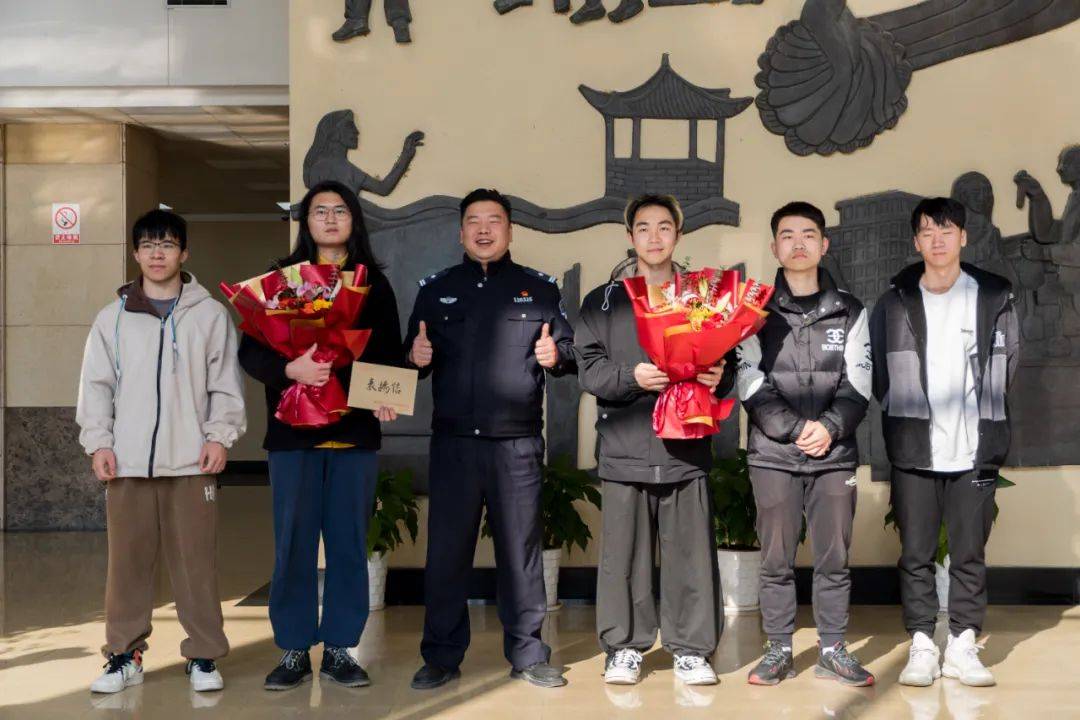 来源 | 宁波晚报(记者:邹鑫,视频:孙琦)综合鄞州公安(通讯员:沈哲铭