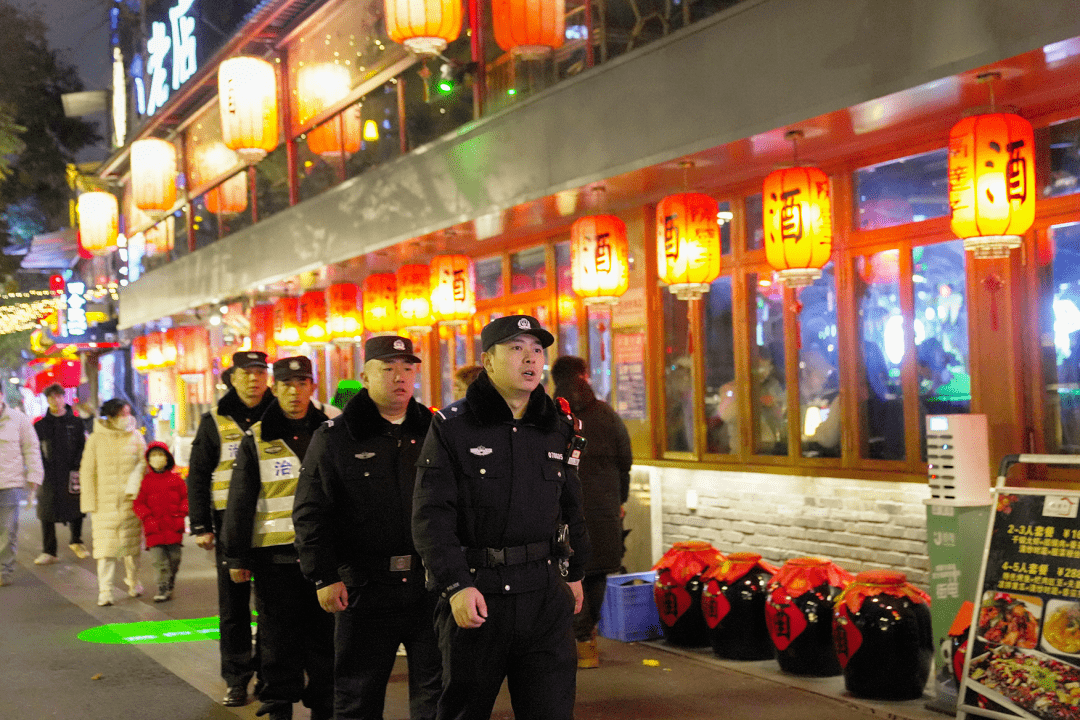 北京的王女士和朋友來成都旅遊,晚上到九眼橋的一家小酒吧小酌幾杯