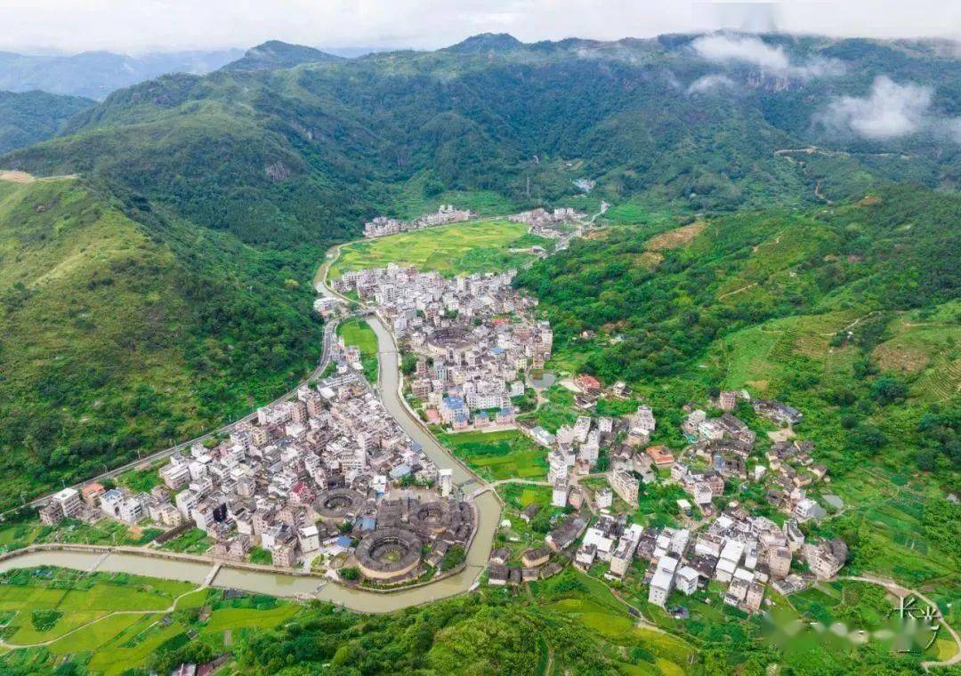 它是上饶镇最北部的一个小山村,位于广东潮州市饶平县与梅州市大埔县