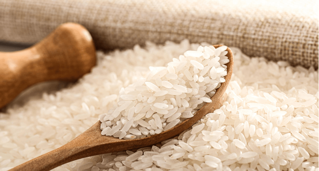 大批代购从中国背着大米去韩国,只因韩国大米太贵.