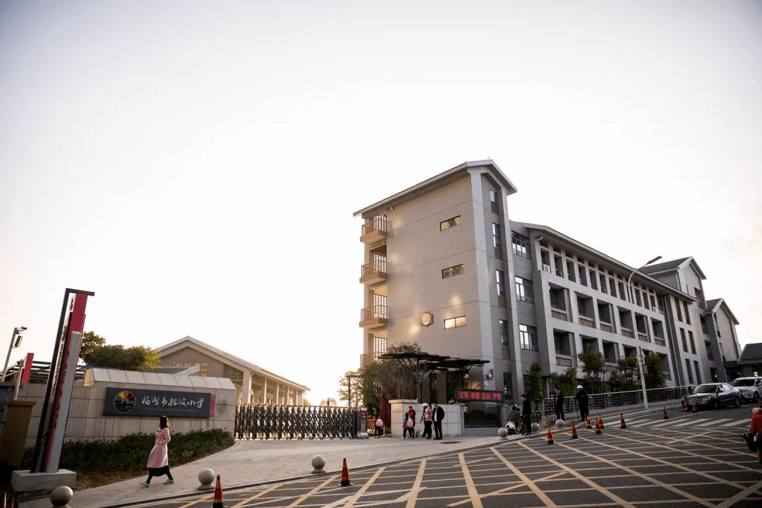 福州市船政小学系福州市政府于2017年8月批准设立的新建校,是马尾区