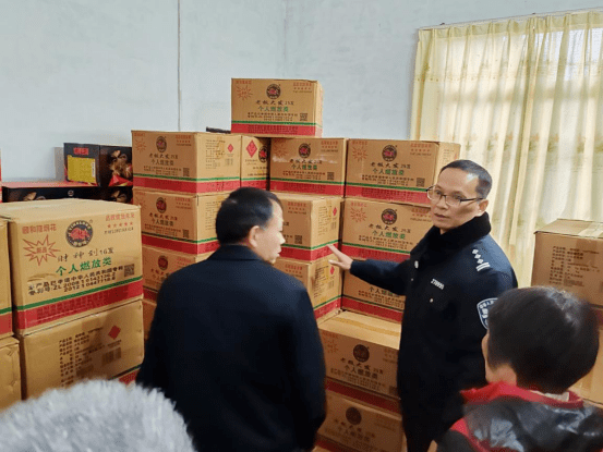 在雲城街道張屋村一民宅內,張某在未取得《煙花爆竹安全經營許可證》