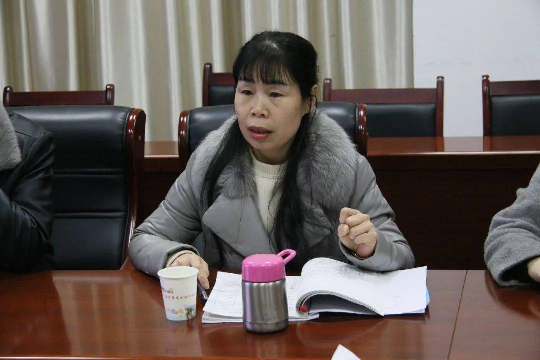 随后,勉县三中的纪俊伟老师以"立足核心素养,深耕课堂教学"为主题,做