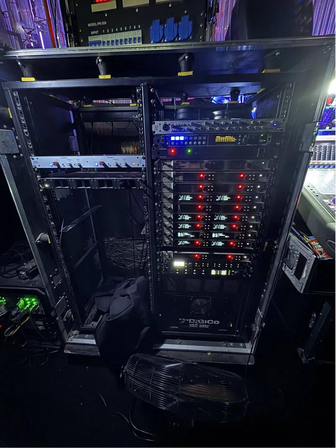 拾音系统则主要采用森海塞尔高端手持话筒skm 9000,搭配em 6000接收机