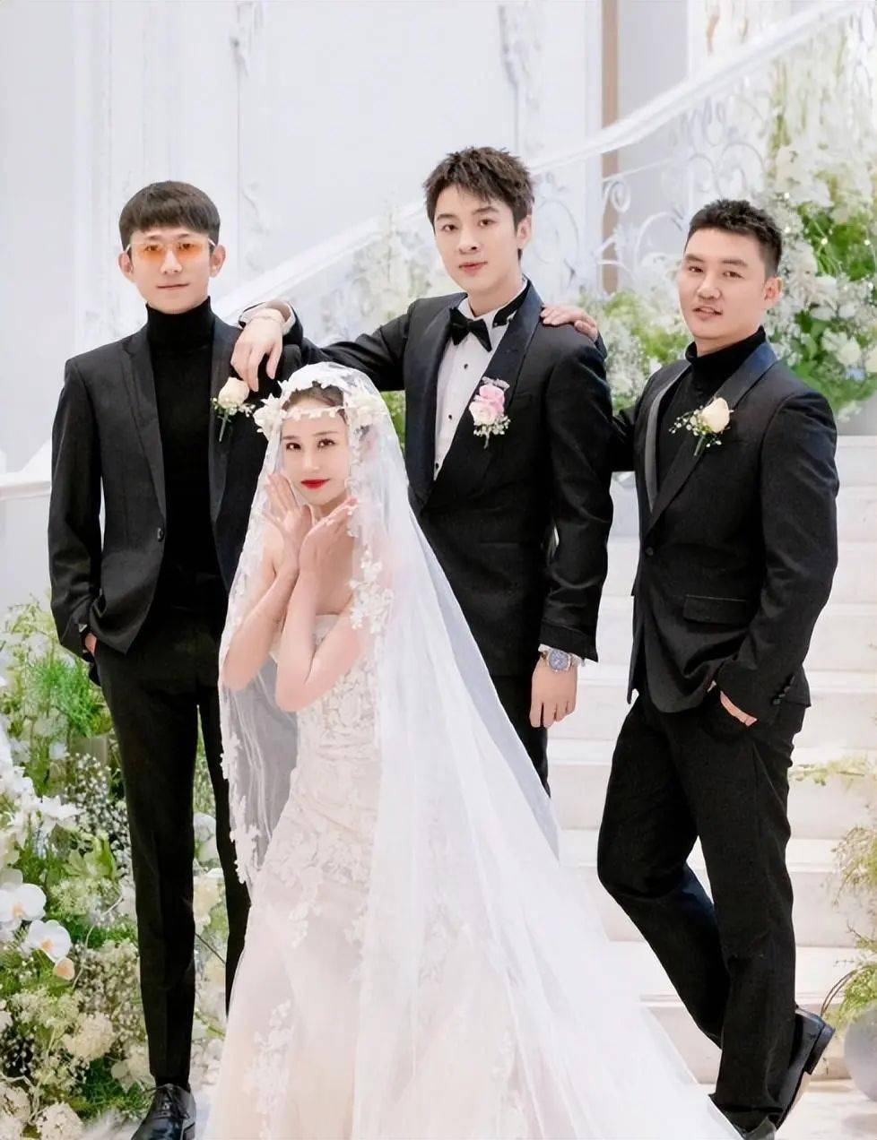 杨紫大学同学结婚,张一山担任伴郎,戴眼镜封印颜值不抢新郎风头_婚礼