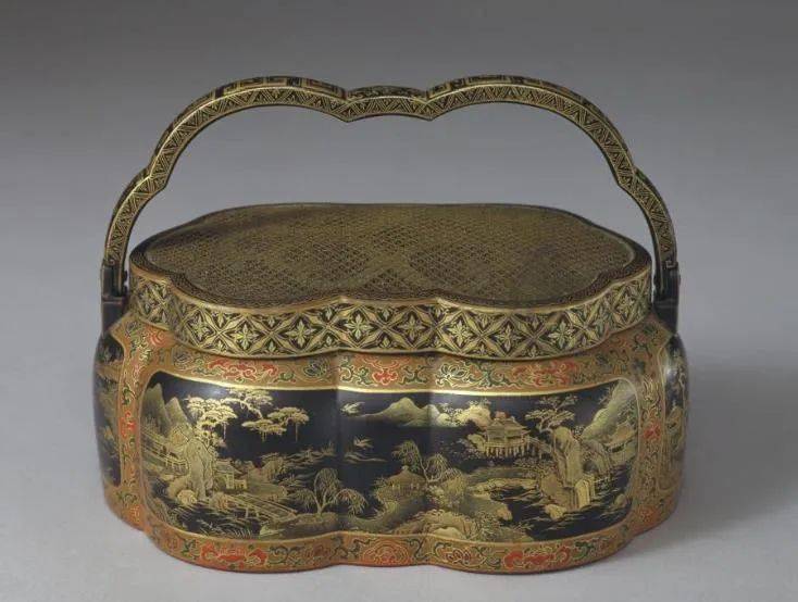 晚上灌入开水,包上厚毛巾或小棉被,就能放到被窝里暖脚了