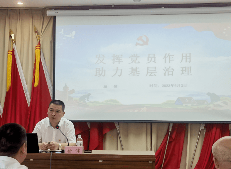 【最美遵义人】杨健:企业老总变"村官"_发展_龙江_村民