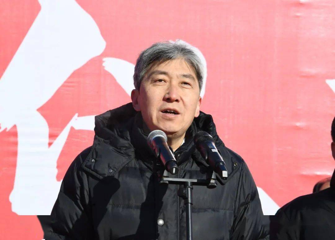 市委常委,秘书长温建军出席,副市长王建峰主持.通车仪式现场.刘纪森摄
