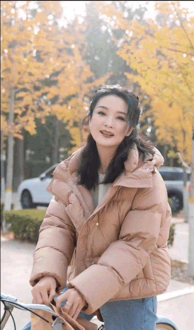 49岁王艳素颜引争议!