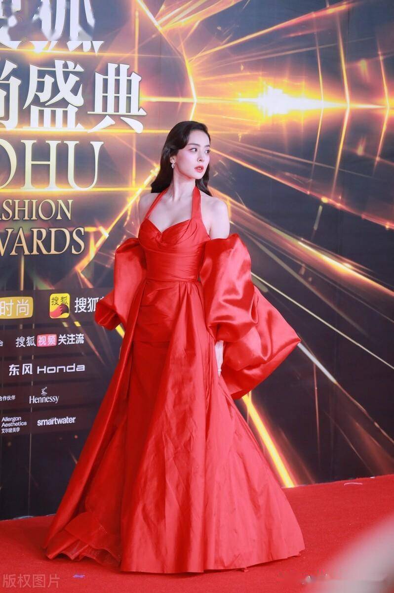 古力娜扎红色玫瑰长裙造型出席2023搜狐时尚盛典红毯