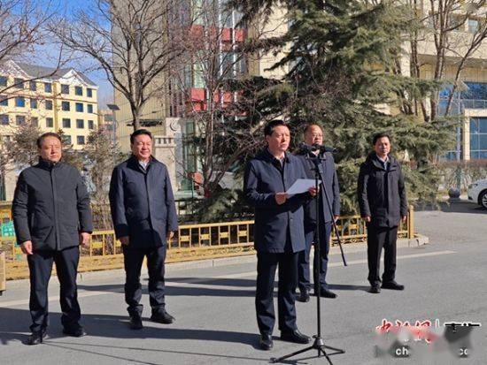 黄南州委,州政府第一时间组织各市县,各相关部门调拨抗震救灾物资.