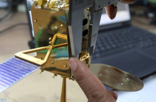 硬核"军事迷"手工复刻"国之重器"——农家院里造出"神舟飞船"