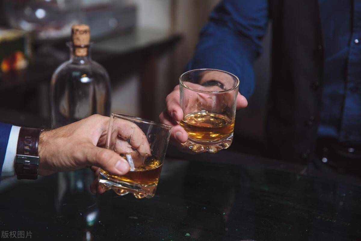 "适量喝酒"和"滴酒不沾"的人,哪一个更易长寿?