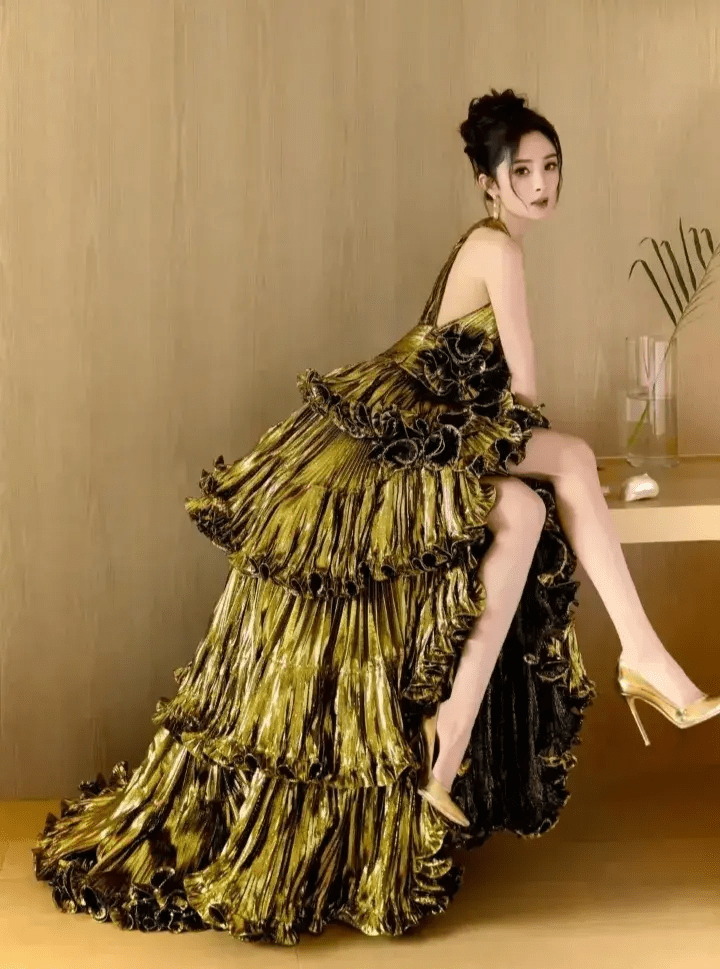 杨幂现身三亚雅诗兰黛品牌活动,鎏金礼服造型好惊艳,抢眼十足_光彩