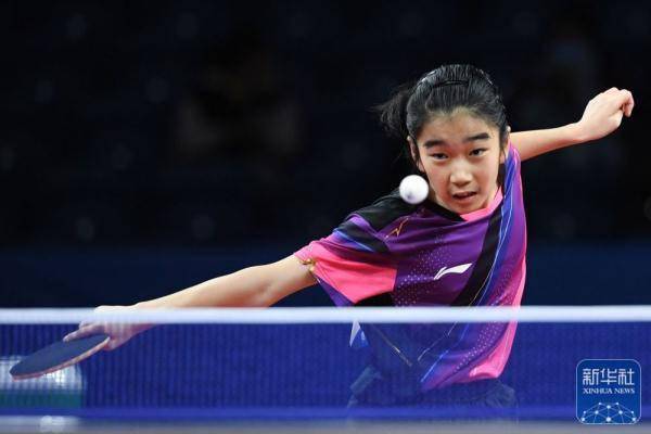 北京队选手金奕成在10岁男子组决赛中回球.