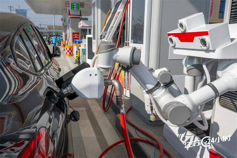 江苏24小时·滚动推送|昆山:省内首台!加油站启用智能加油机器人_摄影