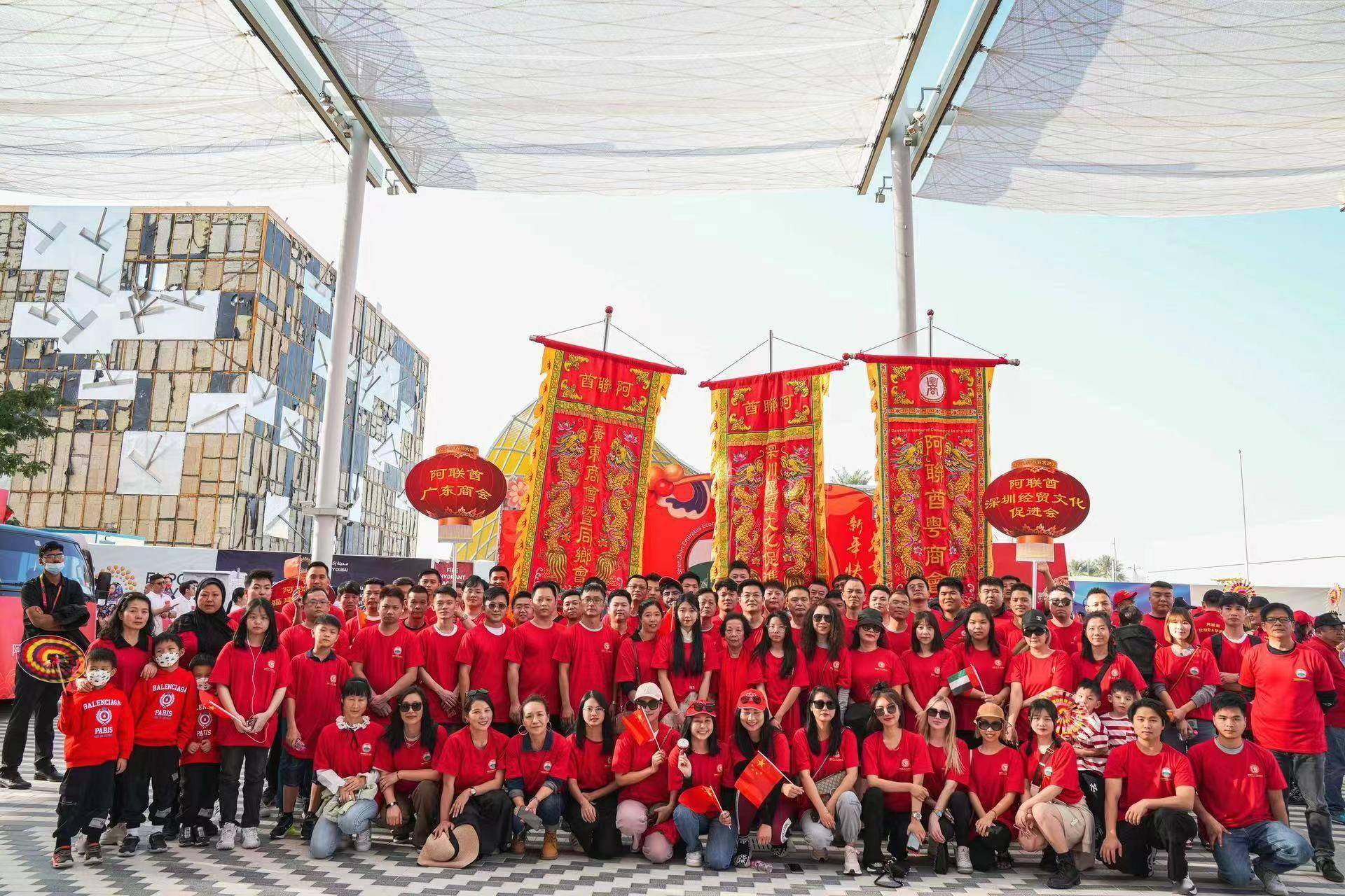 給壓歲錢,圍爐守歲,祭祖祈福等;社區層面,每逢春節各國的中國城