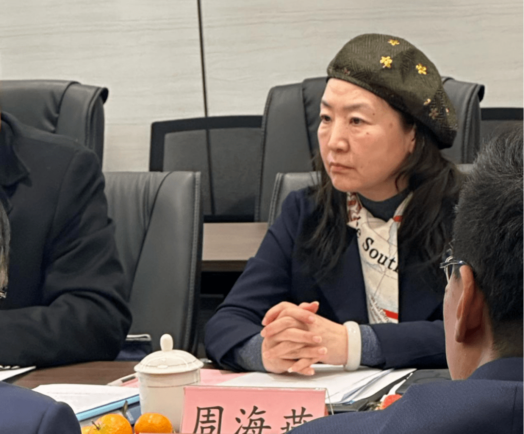 青岛律师协会副会长周海燕总结发言,她肯定了崂山区律师业的巨大发展