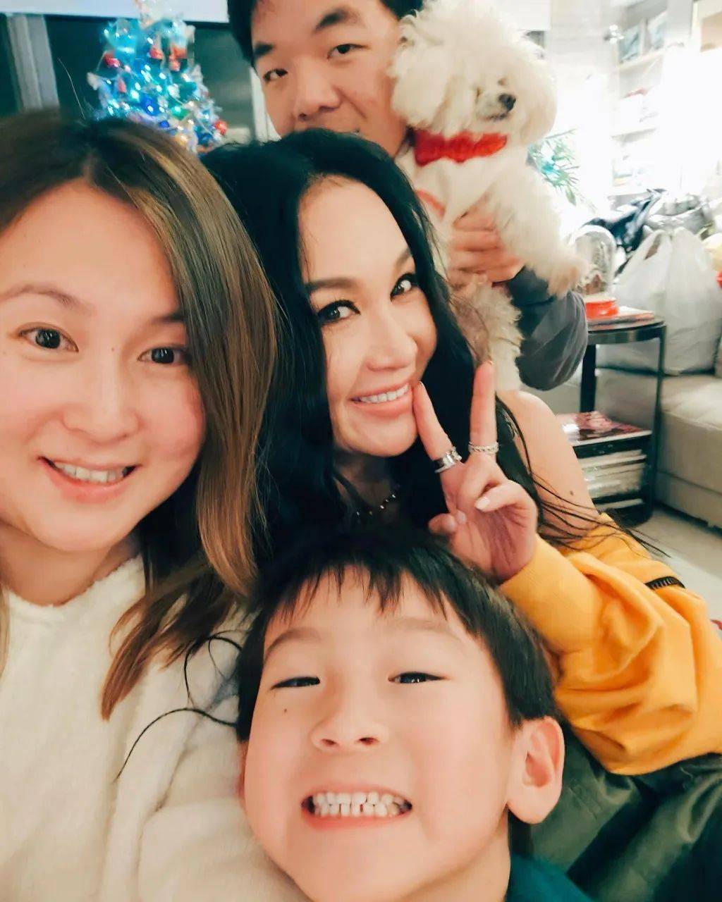 67温碧霞14岁养子赴美升学添成熟味!