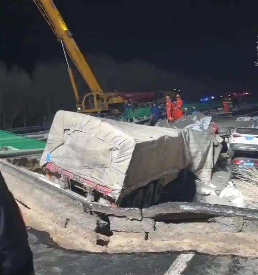 g55二广高速太原方向(k381)处路面出现塌陷,造成4辆车发生事故